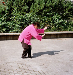 Meester Shen Jin demonstreert de buikdaoyin.